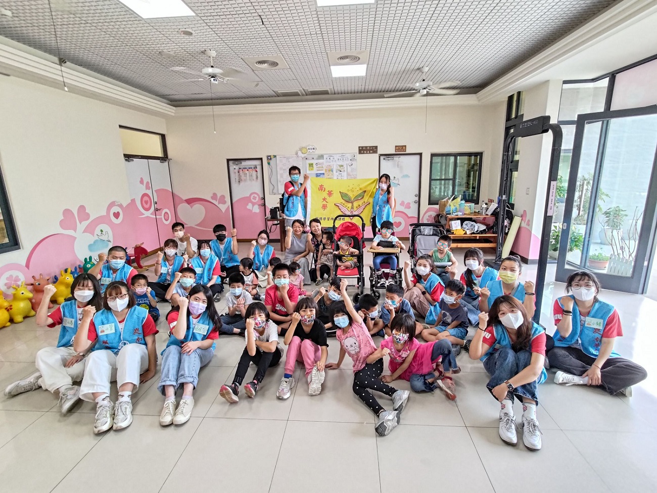 南華大學與院生同歡:我是可愛小小孩(標題圖檔)