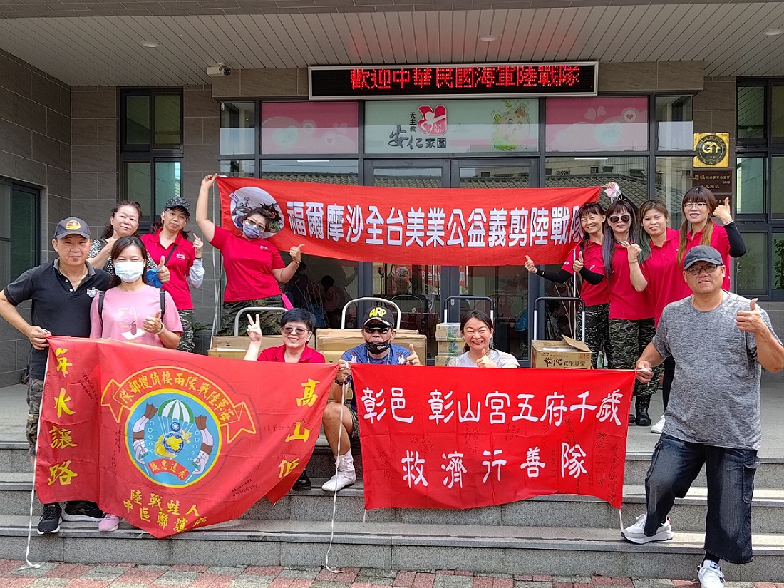 英勇又帥氣的退伍海軍陸戰隊叔叔阿姨們來囉！(標題圖檔)