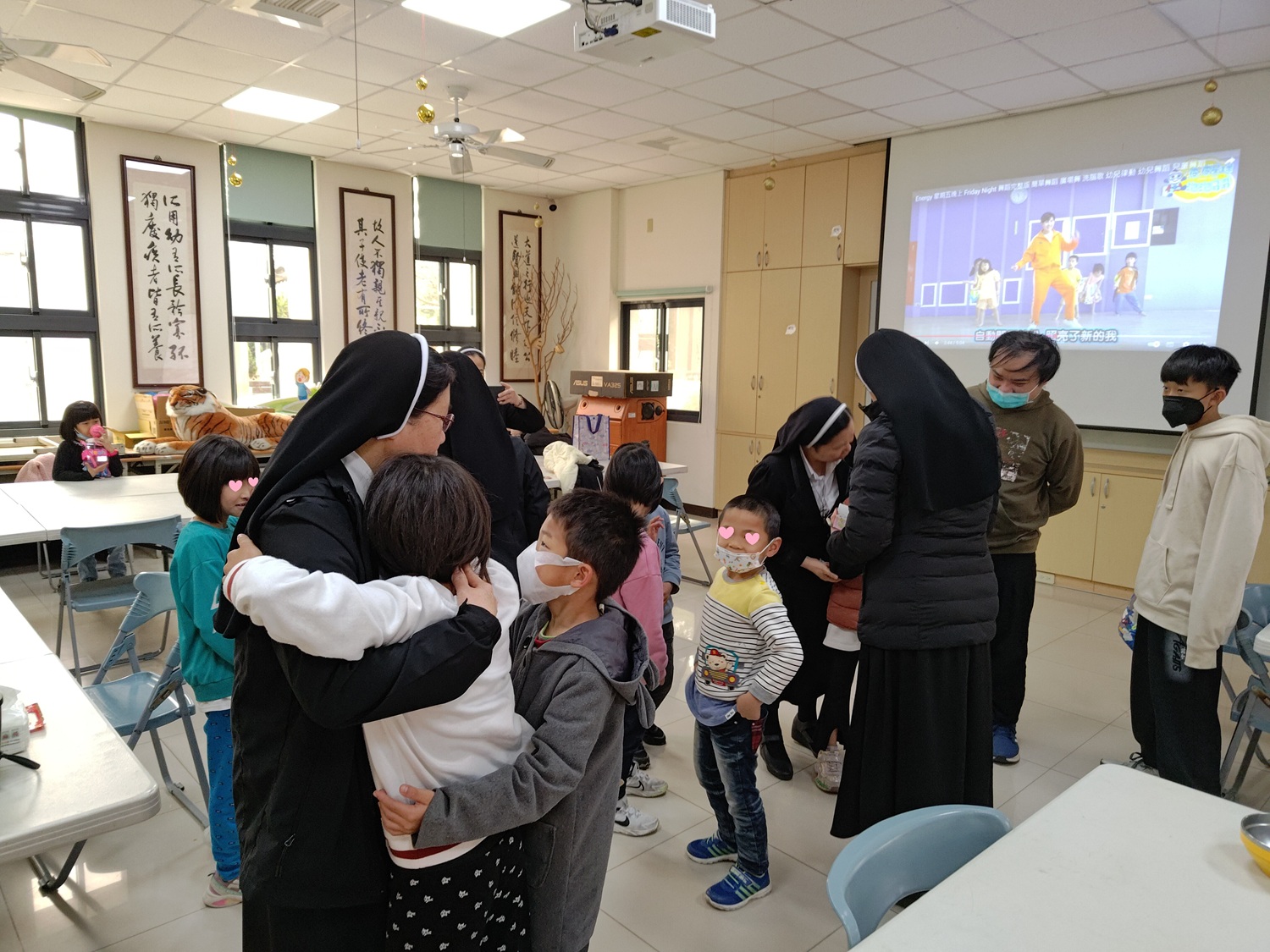 愛慕十字架修女會總會長探望寶貝們(標題圖檔)