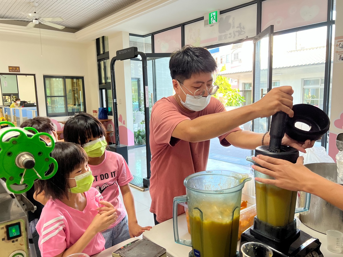 福祿茶陳國瑋老闆送愛安仁：美味冰沙(標題圖檔)