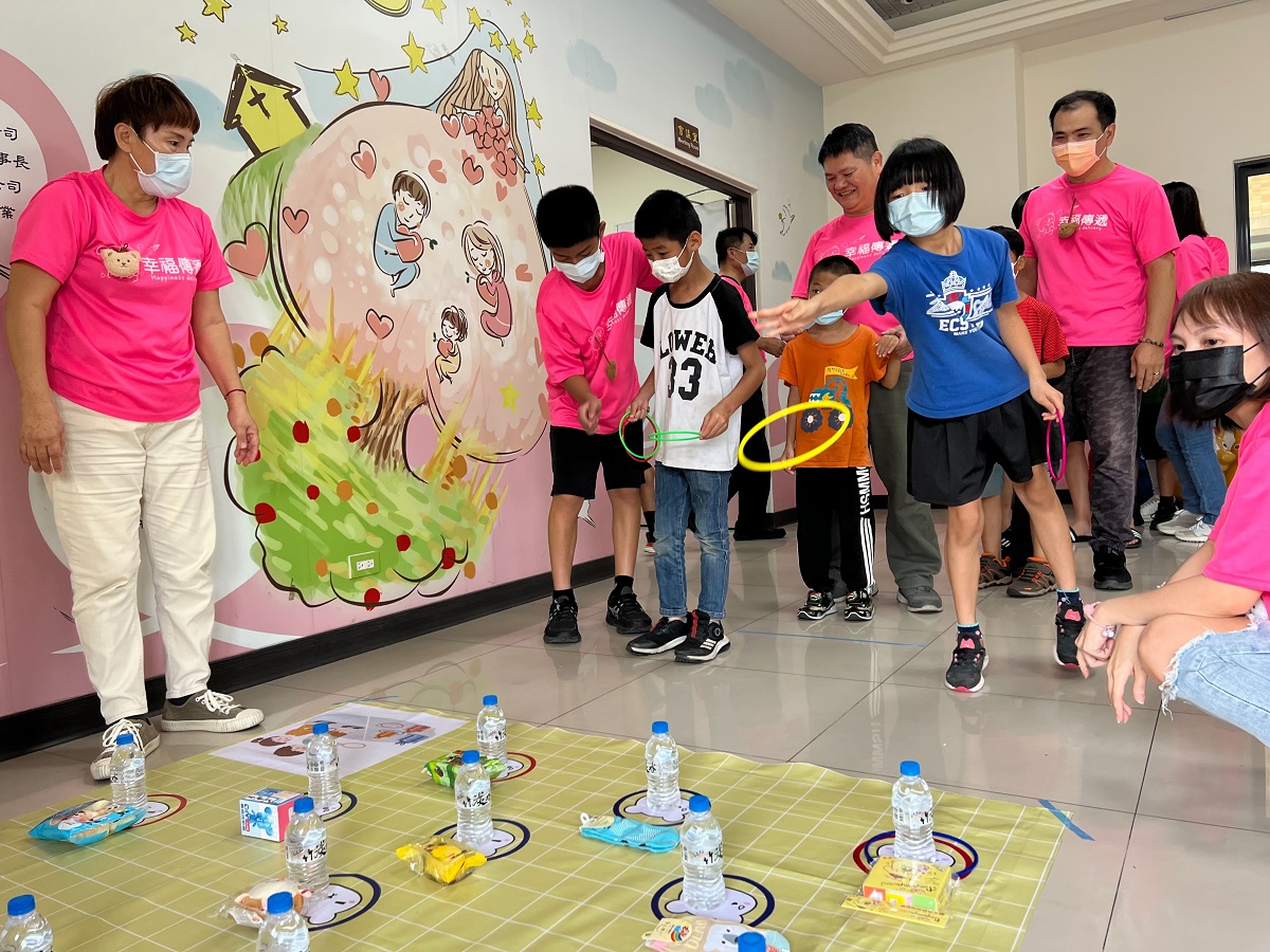 幸福傳遞團隊與院生同歡:愛與希望(標題圖檔)