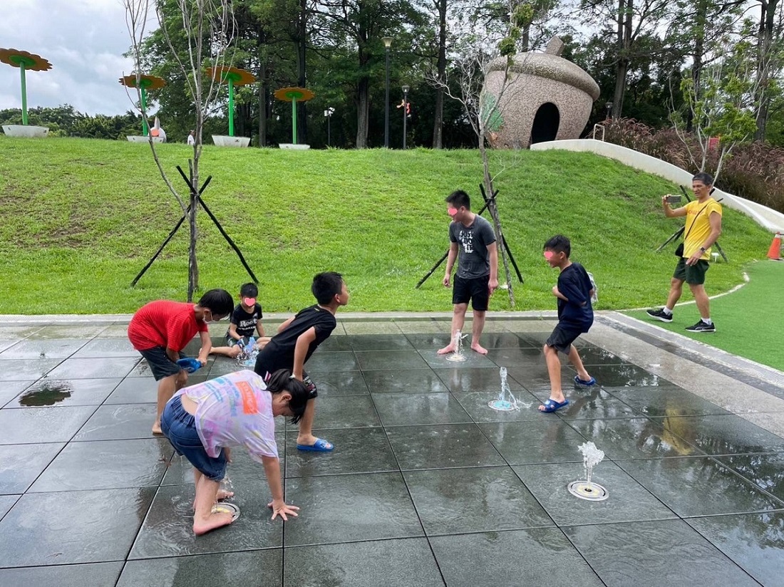 家園寶貝玩水囉(標題圖檔)