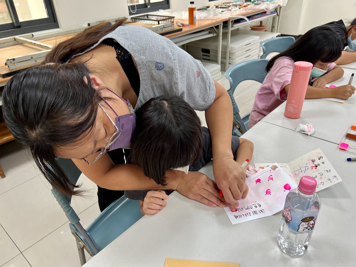 暖心寢具葉馨彌老闆與院生同歡：一起來做手指卡片(標題圖檔)