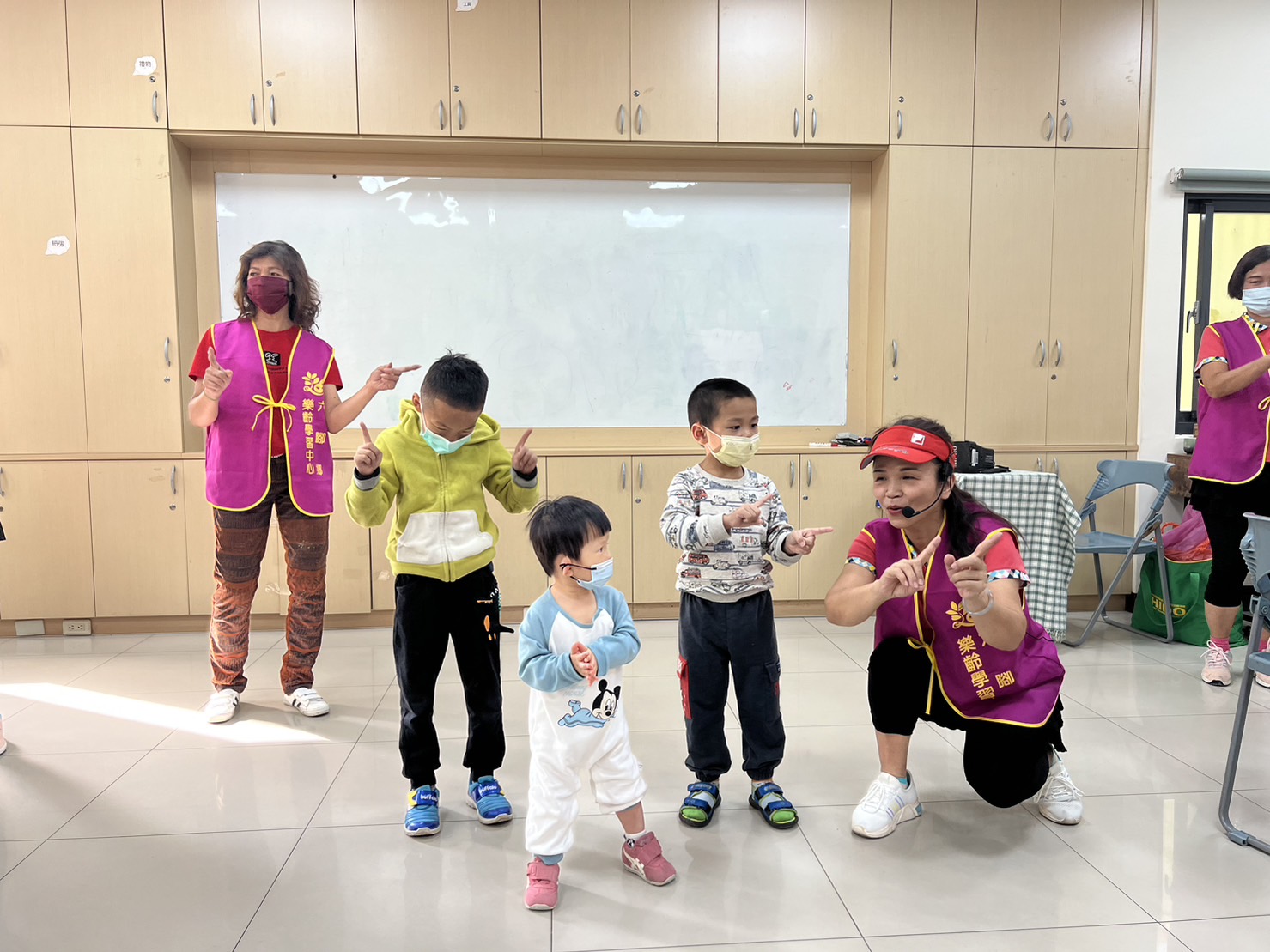 六腳鄉樂齡服務隊與院生同歡：團康DIY 趣(標題圖檔)