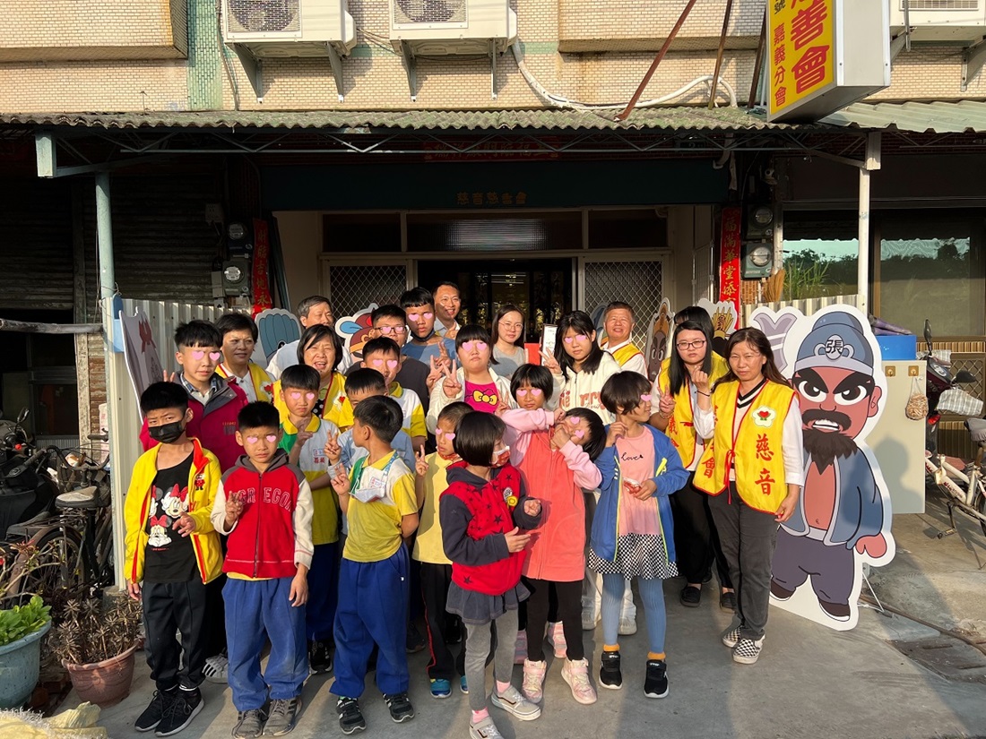 台灣省慈音愛心慈善會嘉義分會與院生同歡：與三國大英雄拍照(標題圖檔)