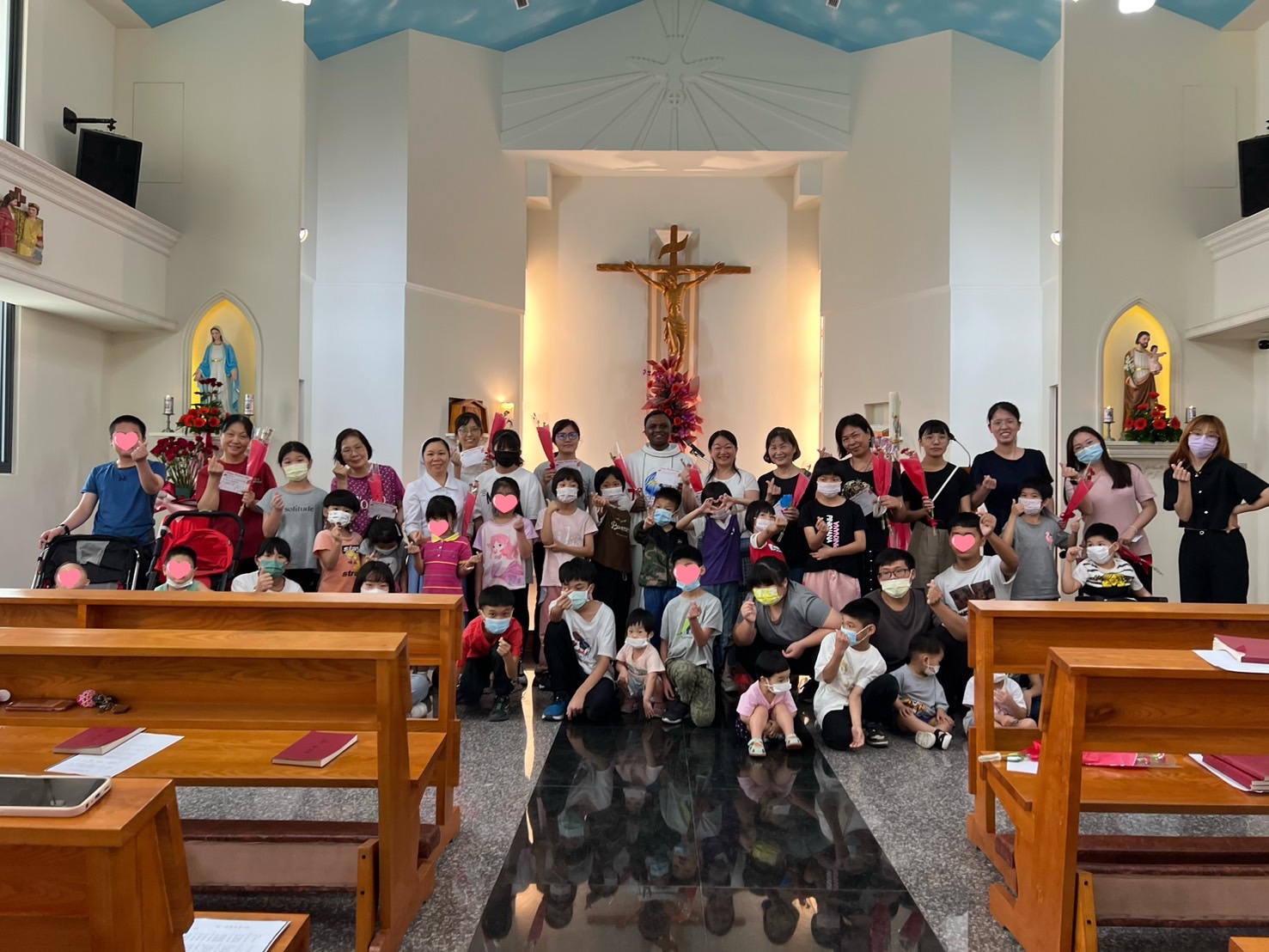 家園寶貝及大天使獻花給聖母媽媽(標題圖檔)