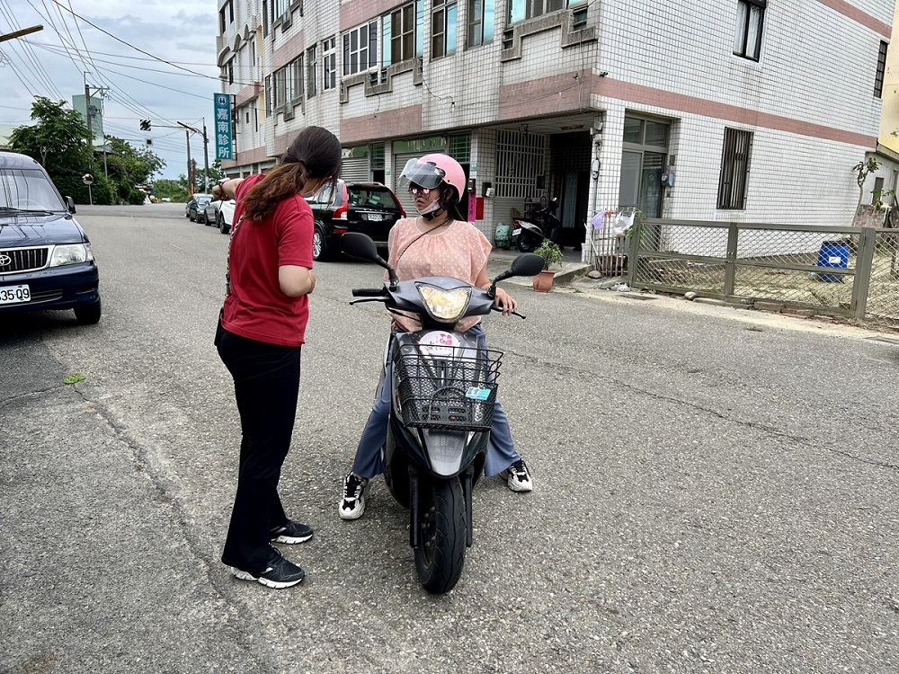 家園大寶貝學習騎機車(標題圖檔)