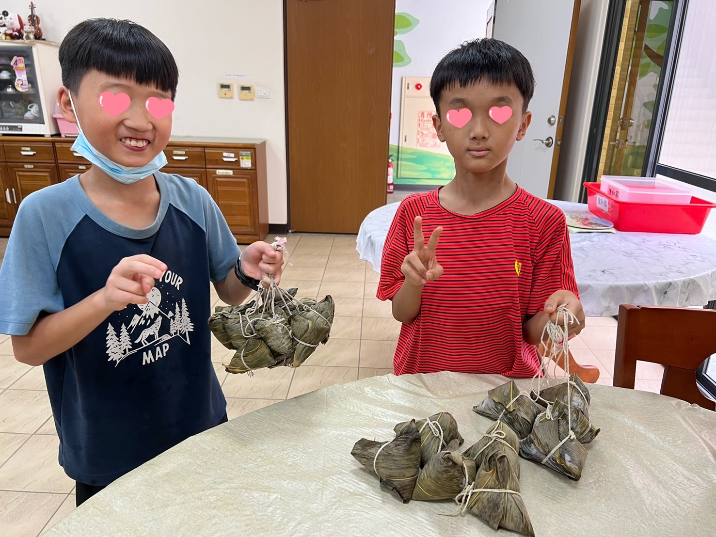 端午佳節家園寶貝享用美味粽子(標題圖檔)