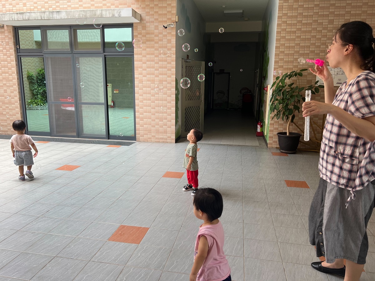 家園寶貝玩泡泡(標題圖檔)