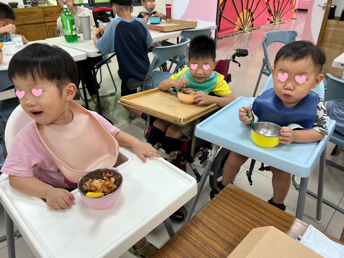 好朋友愛心社與院生同歡：享用美味披薩(標題圖檔)